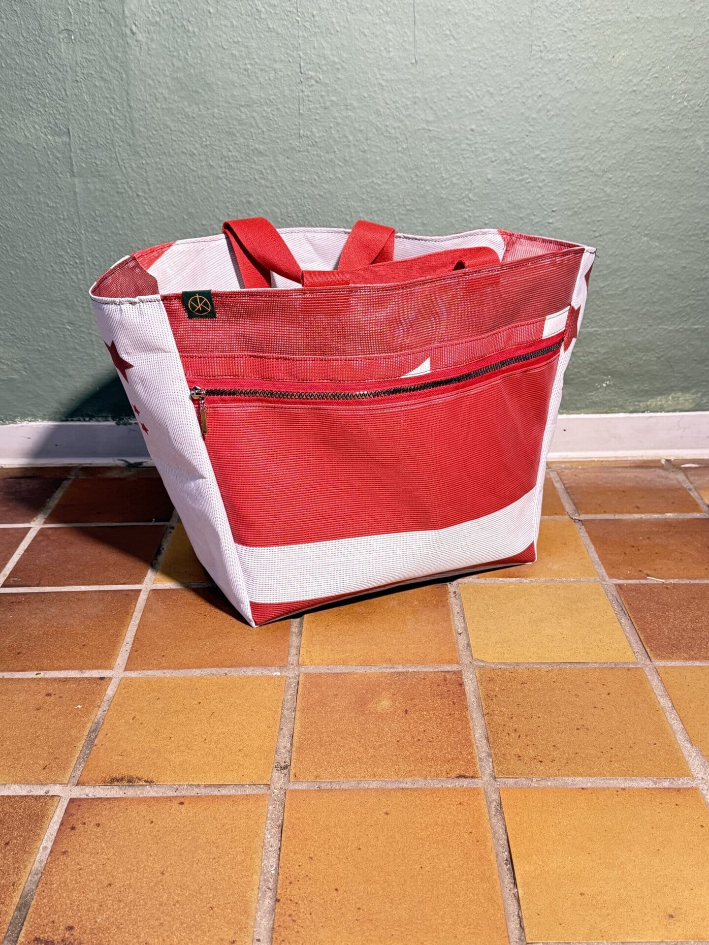 Markttasche 2.0 – Rot, Weiß, Sterne – Reißverschluss: metallisch-changierend