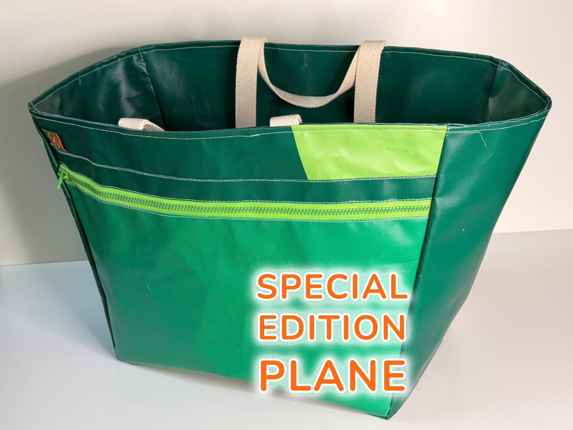 Markttasche 2.0 • <br>Special Edition Plane – Dunkelgrün, Mittelgrün, Hellgrün – Reißverschluss Neongrün