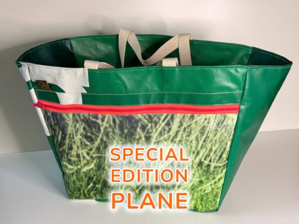 Markttasche 2.0 • <br>Special Edition Plane – Dunkelgrün, Weiß, Gras  – Reißverschluss Neonpink