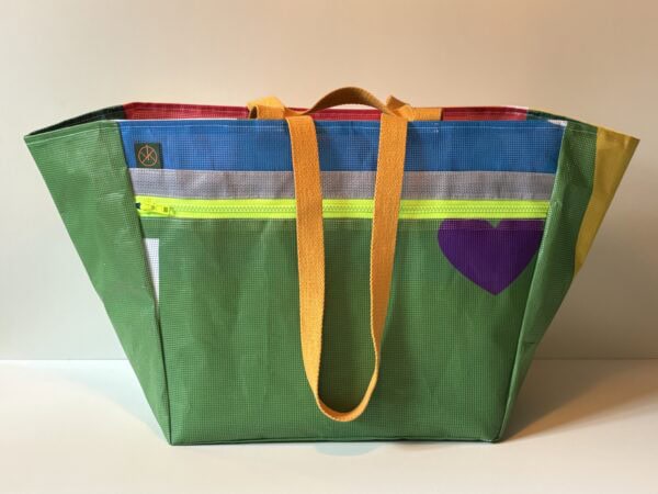 Markttasche 2.0 – Grün, Gelb, Weiß mit Klecksen von Lila, Blau, Grau, Rot mit neongelbem Reißverschluss & dunkelgelben Gurtbändern