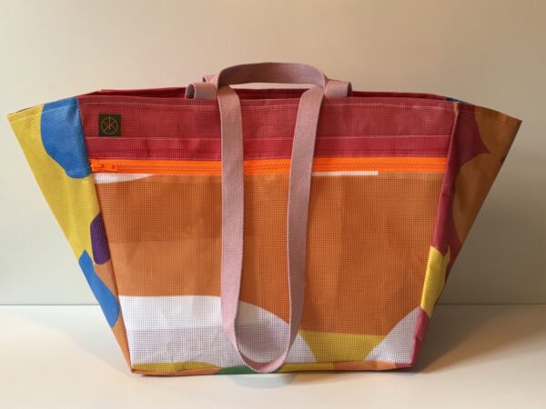 Markttasche 2.0 – Rot, Orange, Gelb, Weiß, mit Klecksen von Blau, Lila, Grün mit neonorangem Reißverschluss & rosa Gurtbändern