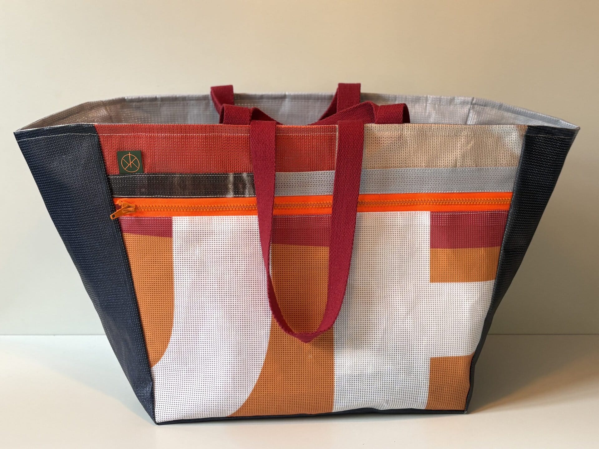 Markttasche 2.0 – Dunkelblau, Schwarz, Rot, Orange, Naturtöne, Gelb mit neonorangem Reißverschluss & roten Gurtbändern