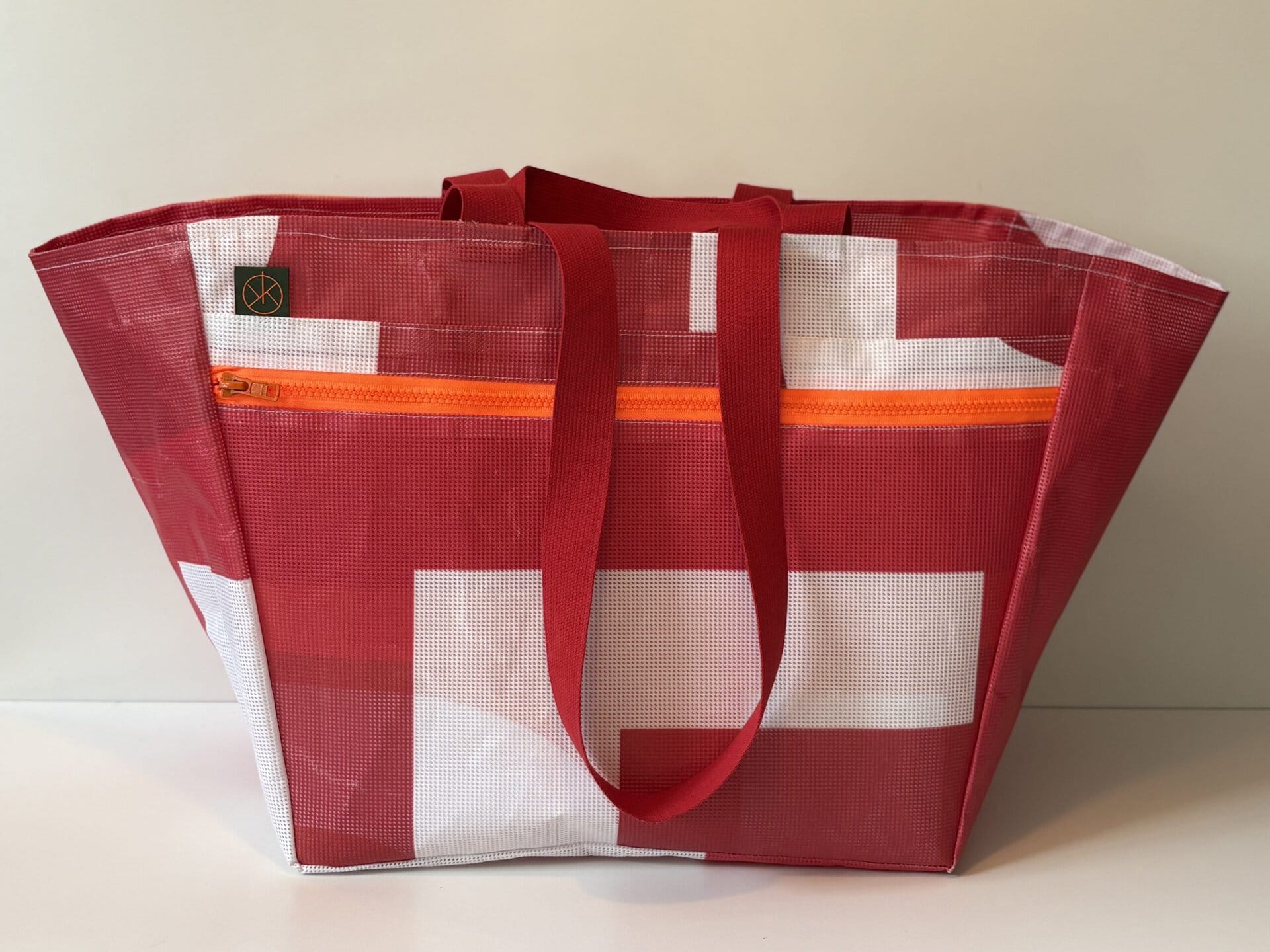 Markttasche 2.0 – Rot & Weiß, Orange mit neonorangem Reißverschluss & dunkelroten Gurtbändern
